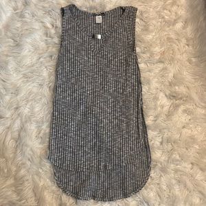 Sleeveless top. Large